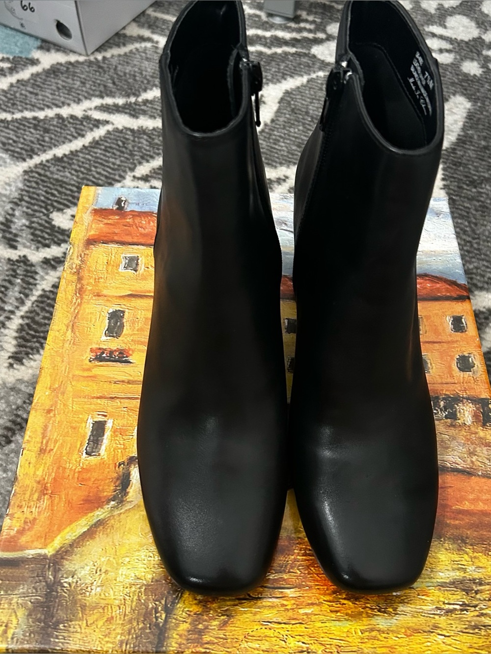 Women’s Bella Vitta Wilma Black Ankle Boots - Sleek Zip-Closure Design Size 7.5